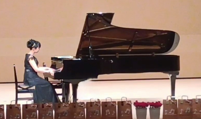 さゆり先生がピアノを弾いている写真